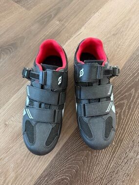 Peloton Cycling Shoes in Black with red Lining